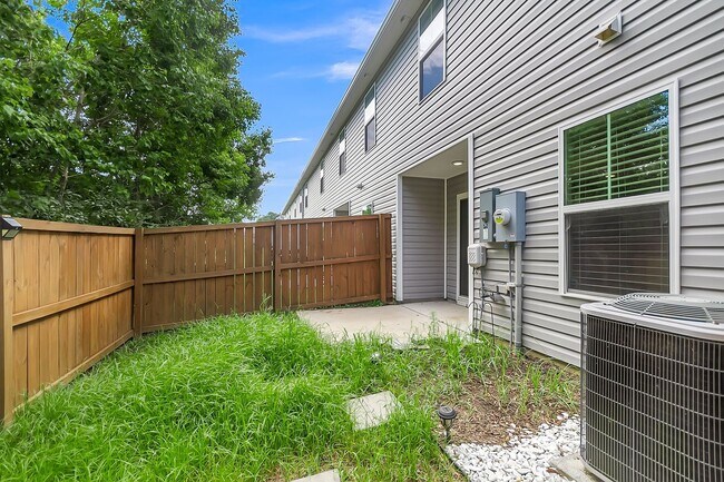 Building Photo - Beautiful Goose Creek Townhome!