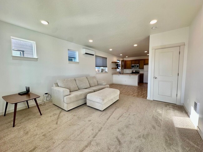 Building Photo - Bright & Modern in NW Redmond