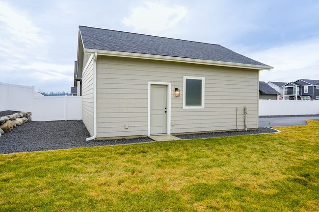 Building Photo - Incredible New 3 Bedroom Home in Post Fall...