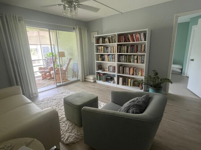 Building Photo - 995 La Guna Dr