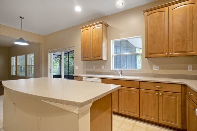 Building Photo - Spacious 4/3 House With 3-Car Garage In Th...