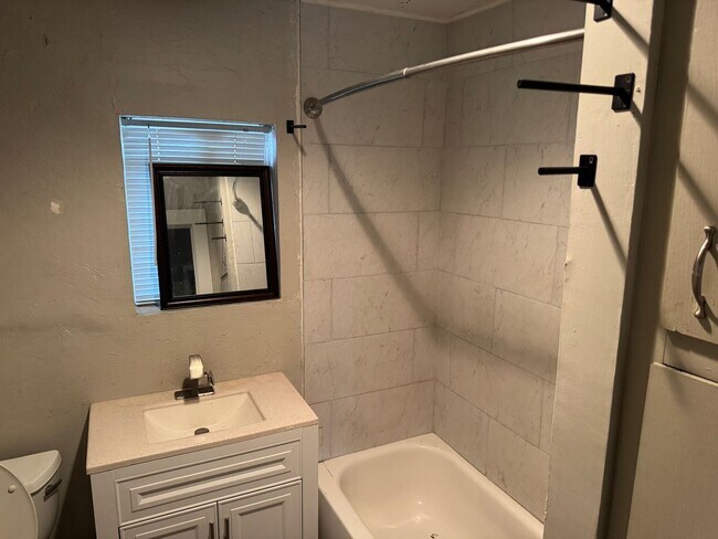 Building Photo - FinJ14