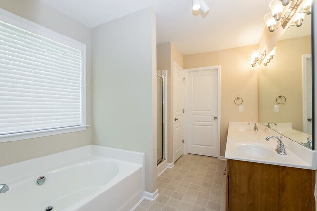 Building Photo - 2645 Winding River Dr