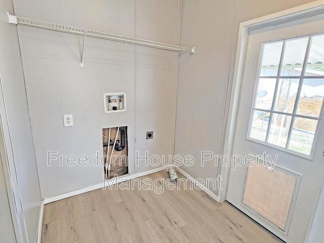 Building Photo - 320 W Comstock Cir S