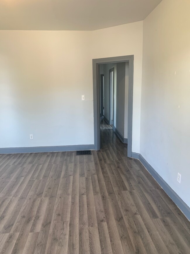 Building Photo - 407 Oak Ave SE