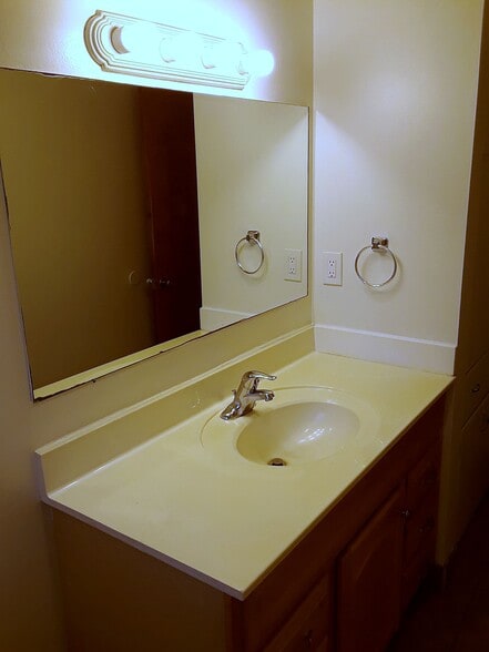 Building Photo - 638 N 400 E