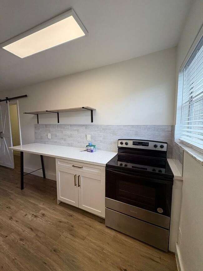 Building Photo - Special Pricing! Beautifully Updated 2-Bedroom Home in Prime Location!