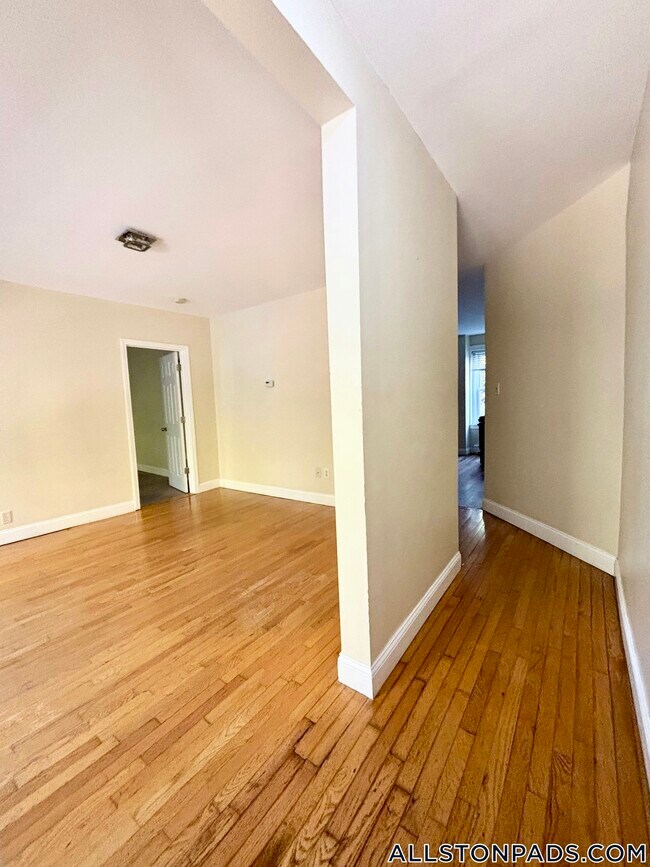 Building Photo - 18 Holmes St