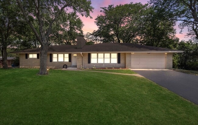 Building Photo - 23W050 Hackberry Dr