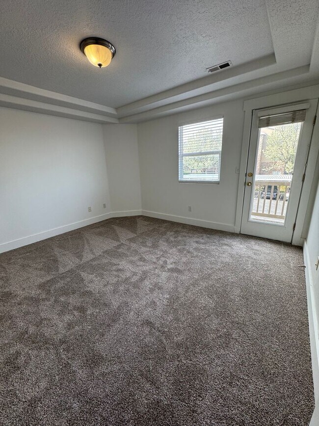 Building Photo - Amazing Riverton Townhome in Aspen Springs!