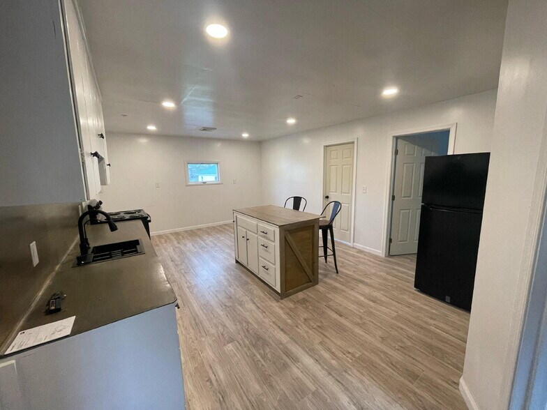 Building Photo - 272 River Rd