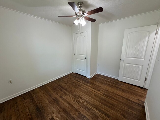 Building Photo - Bright, Updated 3 Bedroom Home with Modern Finishes