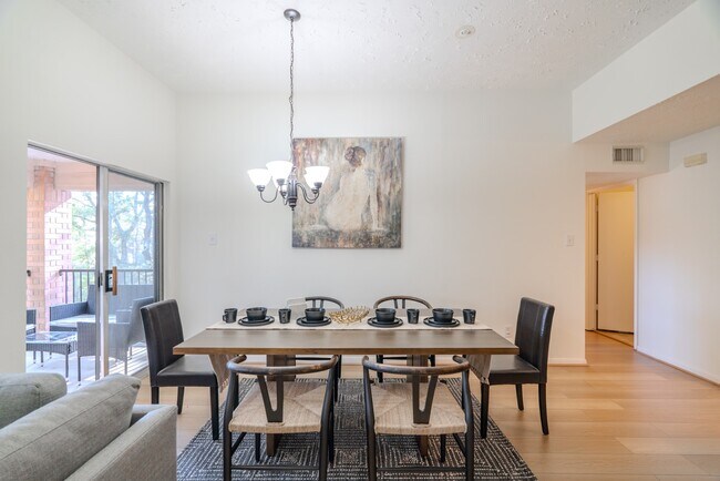 Building Photo - 8051 Bay Branch Dr
