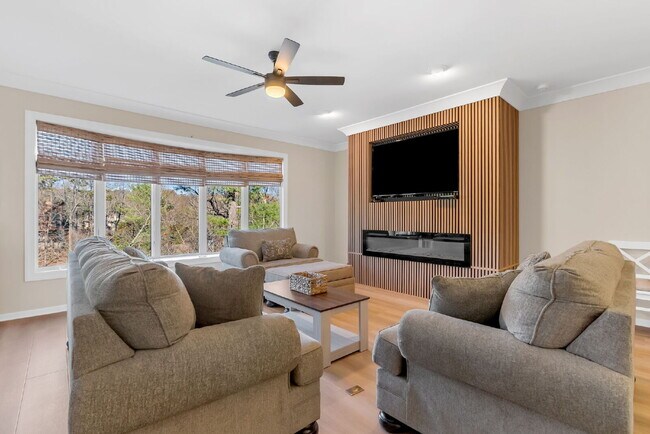 Building Photo - 2 Bedroom, 2 Full Bathroom Condo in a Gated Keowee Key Community