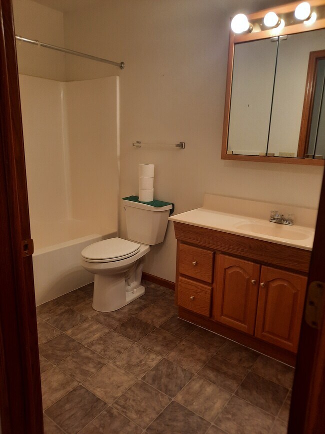 Building Photo - 613 N Broadway