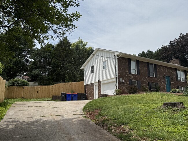 Building Photo - 423 Kendall Rd