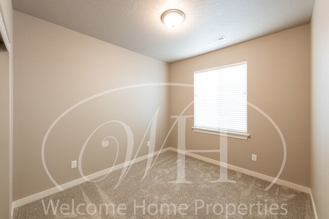Building Photo - Brand NEW Home!  Overlooking the Golf Course!