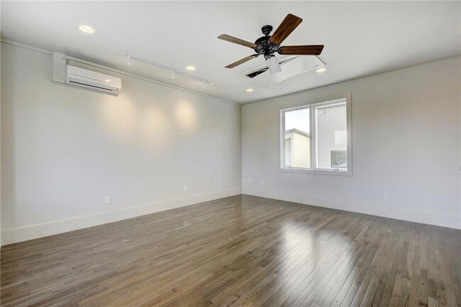 Building Photo - 206 E Live Oak St