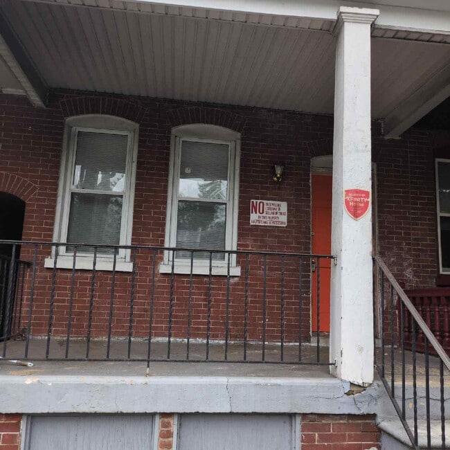 Building Photo - 1621 W 4th St