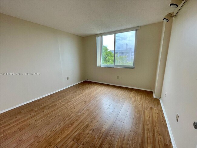 Building Photo - 919 Hillcrest Dr