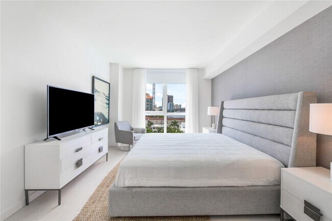 Building Photo - 401 N Birch Rd