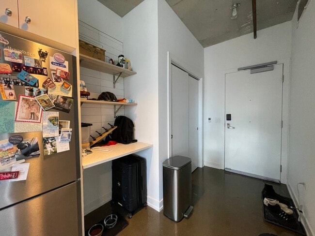 Building Photo - 810 N Clark St