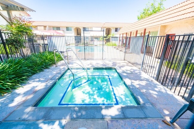 Building Photo - Spacious 1BR/1BA condo with patio and parking! Lake Murray Area $2195.00