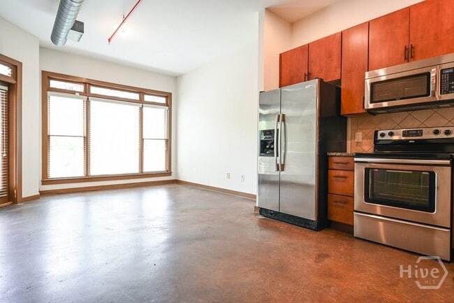 Building Photo - 250 Martha Dr