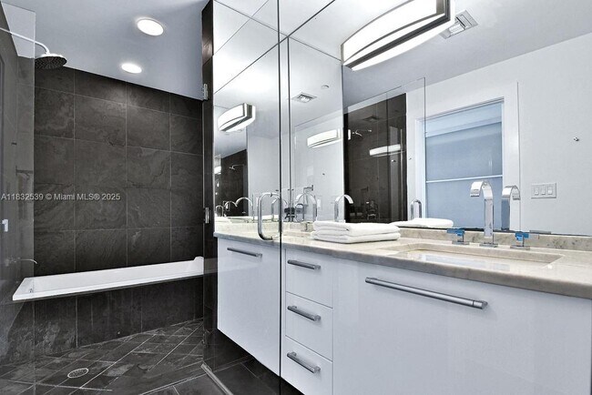Building Photo - 900 Biscayne Blvd