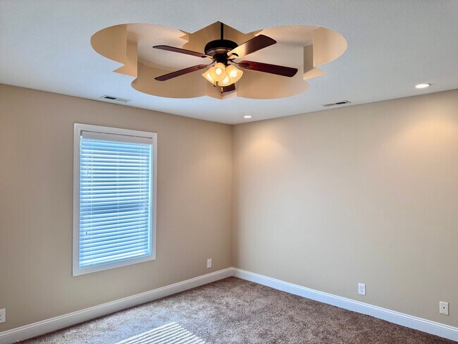 Building Photo - Beautiful Home Located in Farmington Subdivision. 3 Bedrooms, 3.5 baths, Bonus with Wet Bar!