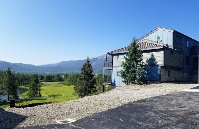 Building Photo - Summer Seasonal Rental- Lake Forest E301