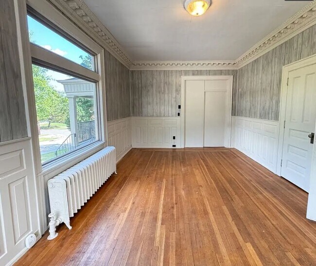 Building Photo - 205 N 18th Ave E