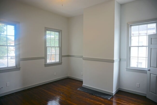 Building Photo - 2 BED | 1 BATH | JUST RENOVATED | VICTORIA...