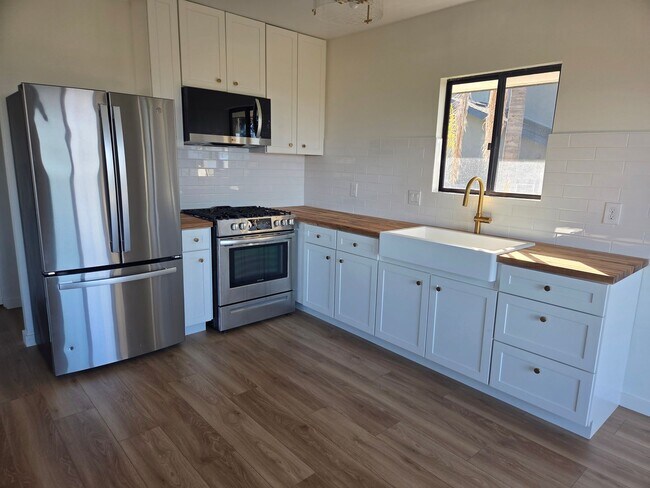 Building Photo - Ocean Views from this remodeled one bedroom!