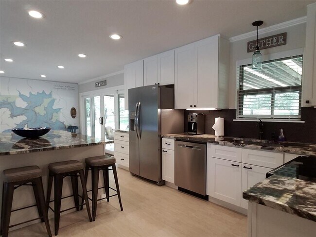 Building Photo - 2055 Island View Dr
