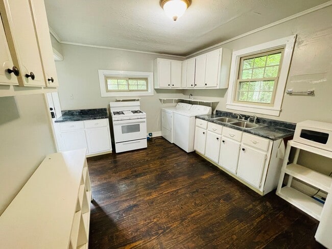 Building Photo - 3BR/1BA Home