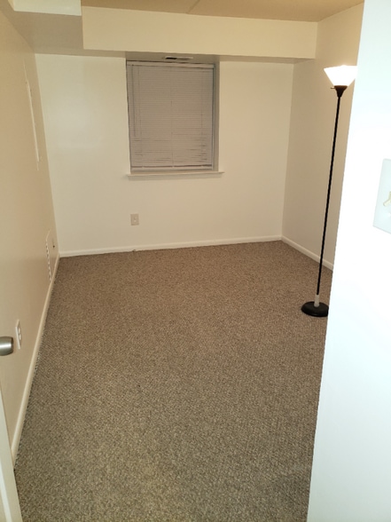 Building Photo - 2305 Pond View Dr
