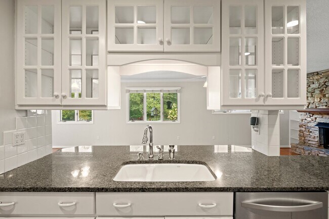 Building Photo - Spacious Updated Ranch