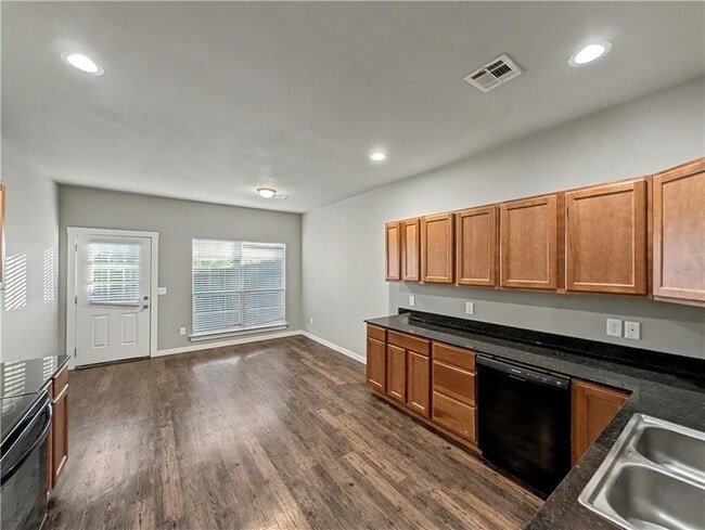 Building Photo - 862 Oakwood Ln