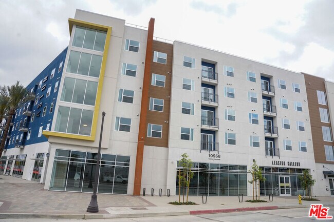 Building Photo - 10568 Gateway Prom