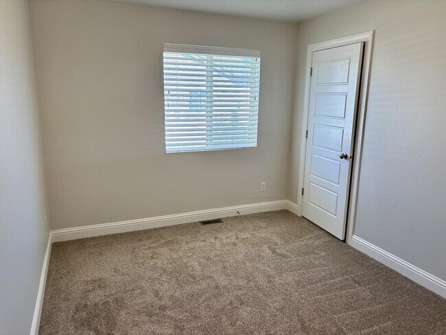 Building Photo - 2175 Roy Dr