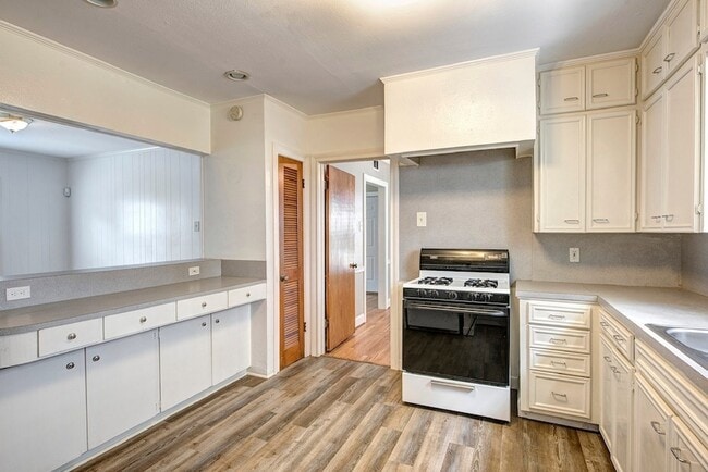 Building Photo - 2030 Gostick St