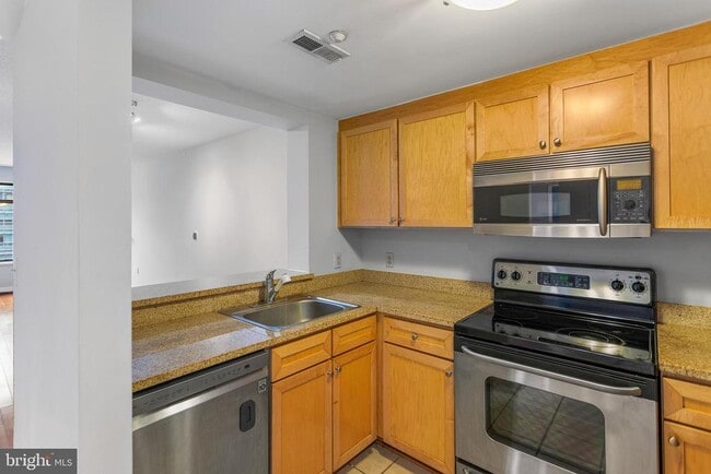 Building Photo - 1150 K St NW