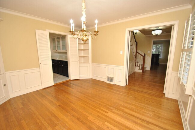 Building Photo - Stunning Colonial Revival in Bixby Knolls