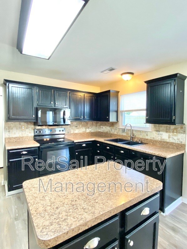 Building Photo - 1319 Pinecroft Ln