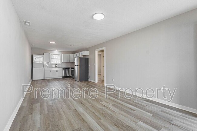 Building Photo - 721 E College St