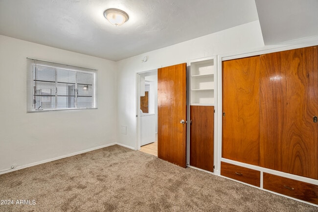 Building Photo - 922 E Orange Dr