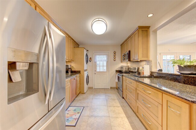 Building Photo - 824 Wax Myrtle Ln