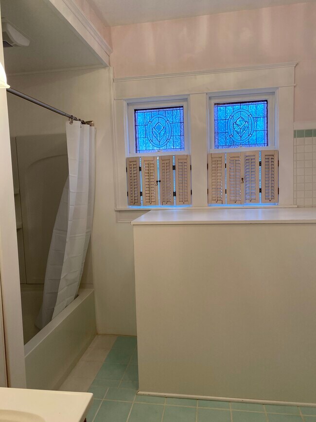 Building Photo - 142 N Main St