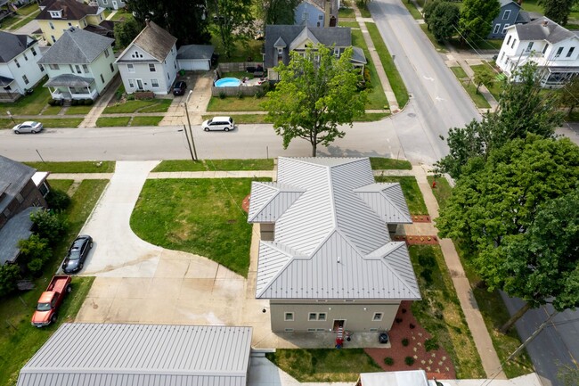 Building Photo - Three Bedroom Condo